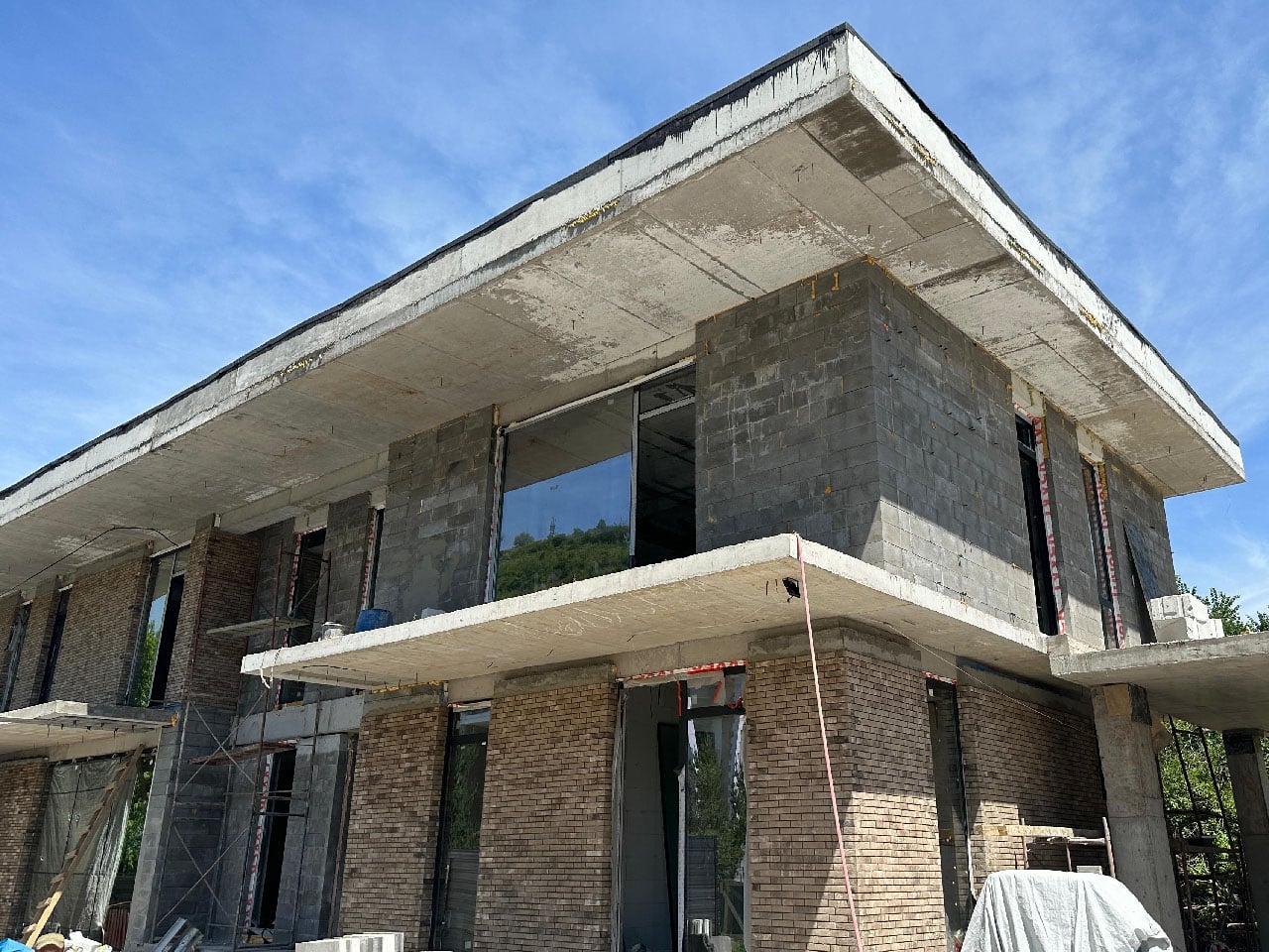 Алюминиевые витражные окна в частном доме