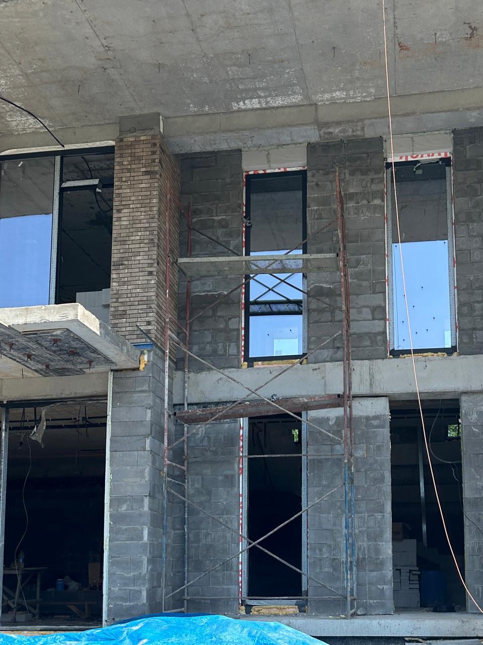 Алюминиевые витражные окна в частном доме